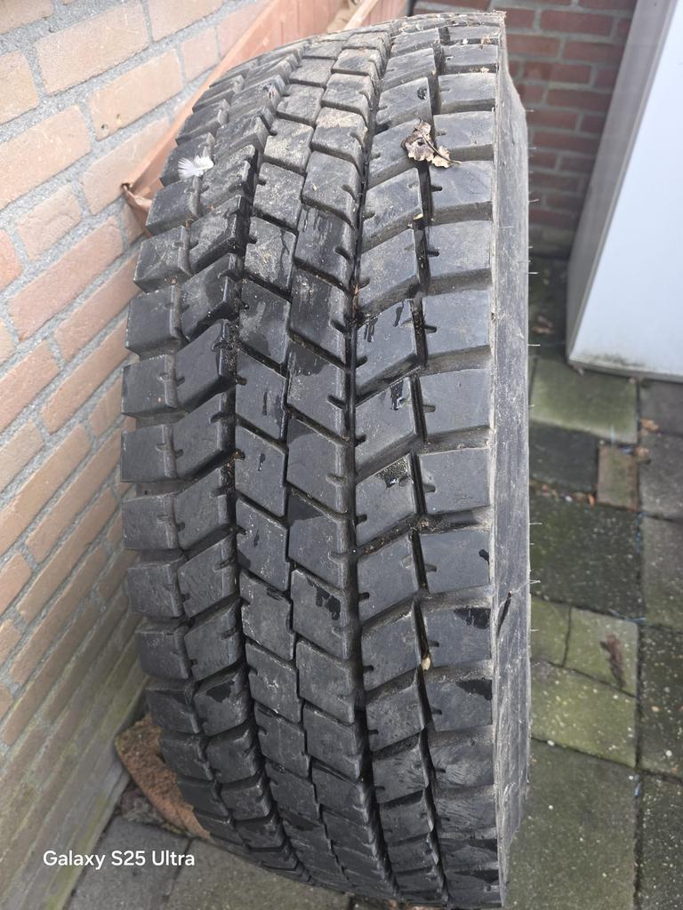 2 vrachtwagen banden, Ophalen of Verzenden, Zo goed als nieuw