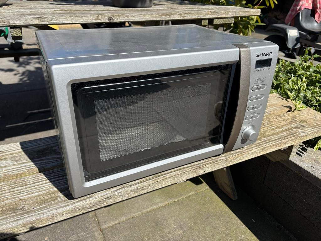 Sharp Magnetron - Prima staat, zeer netjes, Witgoed en Apparatuur, Magnetrons, Zo goed als nieuw, Vrijstaand, Magnetron, 45 tot 60 cm