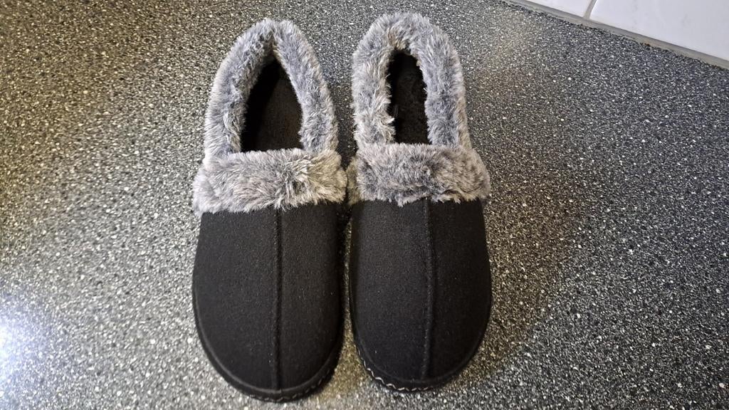 Zwarte gevoerde sloffen pantoffels maat 39, Zwart, Nieuw, Ophalen of Verzenden, N.v.t