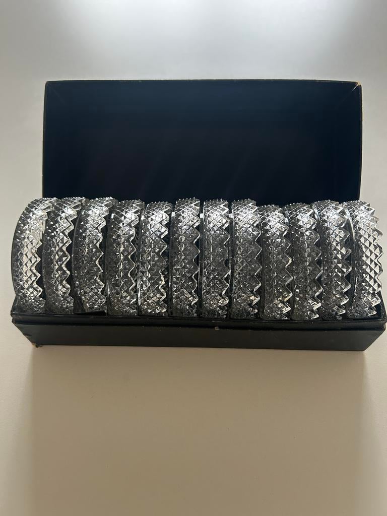 Oude kristallen onderzetters, Ophalen