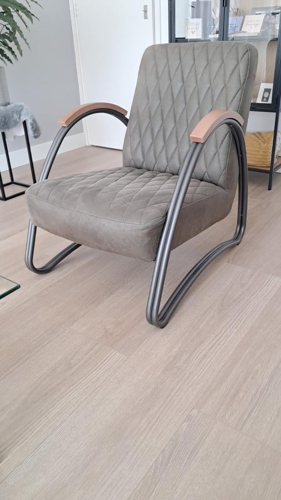 Mooie stoel is nog als nieuw, Huis en Inrichting, Ophalen of Verzenden, Zo goed als nieuw, Minder dan 10 m², Laminaat