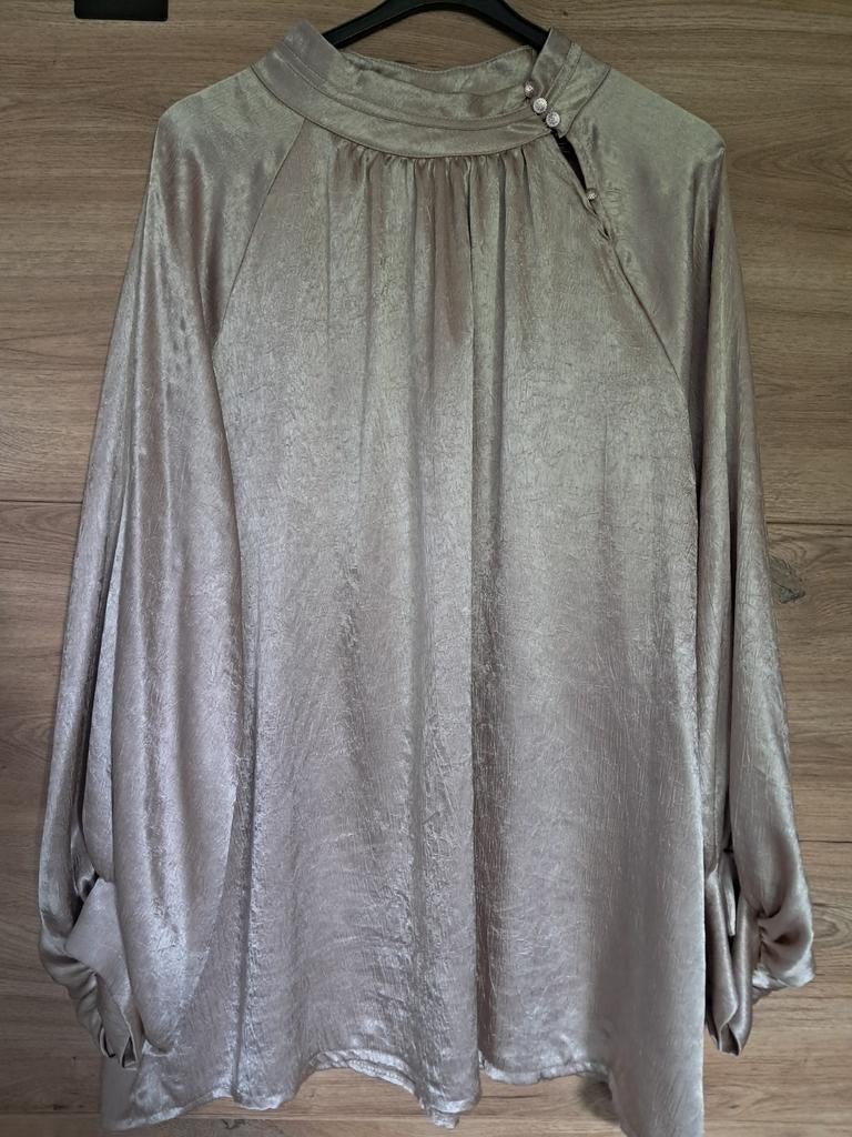 Elegante satijnen blouse met pofmouwen L 42/44, Kleding | Dames, Blouses en Tunieken, Overige kleuren, Maat 42/44 (L), Nieuw, Ophalen of Verzenden