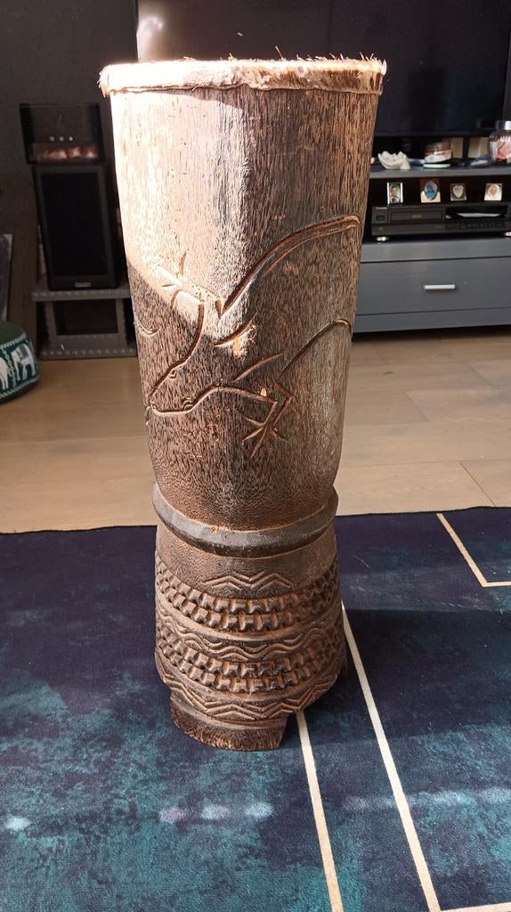 Authentieke Afrikaanse trommel met houtsnijwerk, Muziek en Instrumenten, Percussie, Ophalen of Verzenden