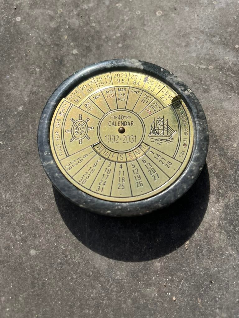 Vintage messing 40-jarige eeuwige kalender, Antiek en Kunst, Antiek | Gereedschap en Instrumenten, Ophalen of Verzenden