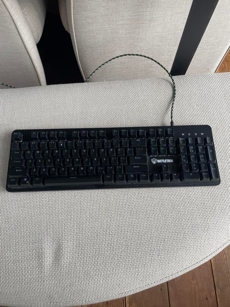 Battletron Lichtgevend Gaming Toetsenbord met Polssteun, Computers en Software, Toetsenborden, Gaming toetsenbord, Ophalen of Verzenden