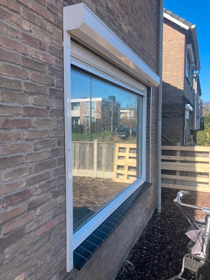 Twee rolluiken te koop €75 per stuk, Doe-het-zelf en Verbouw, Rolluiken, Gebruikt, 150 tot 200 cm, 200 cm of meer, Wit, Elektrische bediening