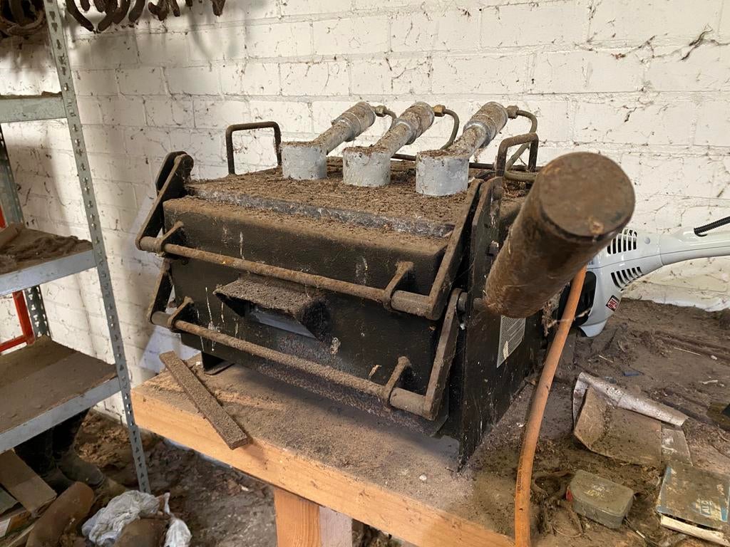 Gasoven, veel hoefijzers en handgereedschap voor hoefsmid, Ophalen, Zo goed als nieuw