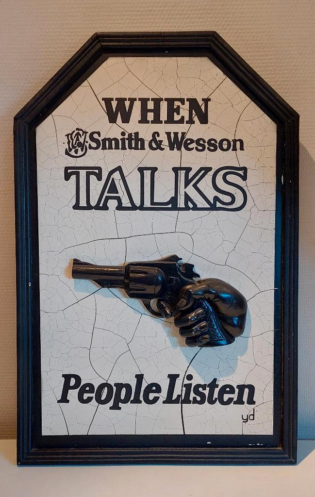 houten 3D decoratieve paneel/bord met tekst Smith&Wesson, Huis en Inrichting, Woonaccessoires | Tekstborden en Spreuken, Zo goed als nieuw