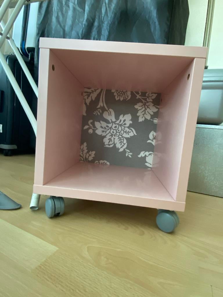 Roze nachtkastje op wieltjes, Huis en Inrichting, Slaapkamer | Nachtkastjes, Ophalen, Gebruikt, Minder dan 45 cm, Minder dan 55 cm