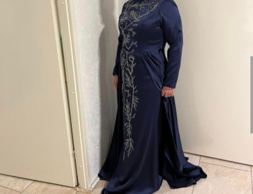 Elegante marineblauwe galajurk met borduursels. Maat 44, Maat 38/40 (M), Galajurk, Blauw, Ophalen of Verzenden