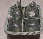 Ratan mand met 4 kaarsflessen, Huis en Inrichting, Woonaccessoires | Schalen en Manden, Mand, Vierkant, Nieuw, Ophalen of Verzenden