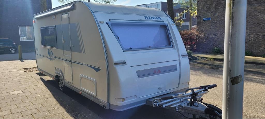 Adria caravan uit 2003 met stapelbed en voortent, Caravans en Kamperen, Caravans, Rondzit, Particulier, Vast bed, Adria