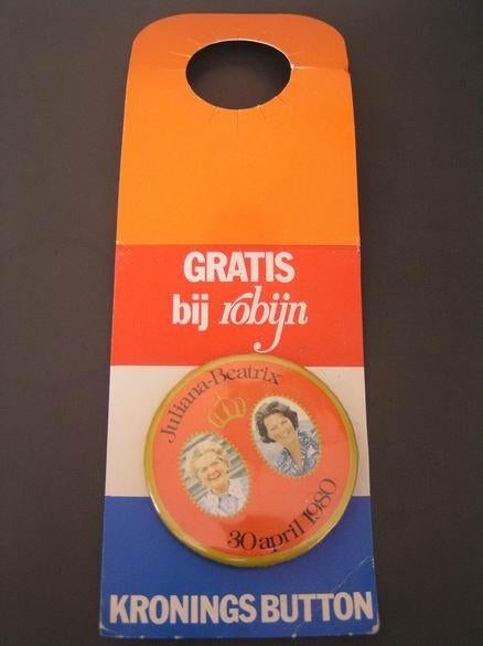 Kroningsbutton Juliana & Beatrix 1980 Robijn, op karton, Ophalen of Verzenden, Nieuw