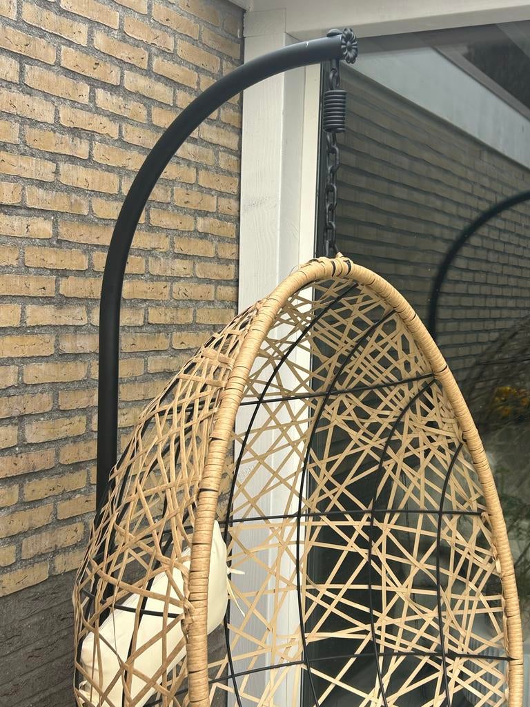 Hangstoel met standaard en kussen, Tuin en Terras, Tuinstoelen, Ophalen, Zo goed als nieuw, Metaal