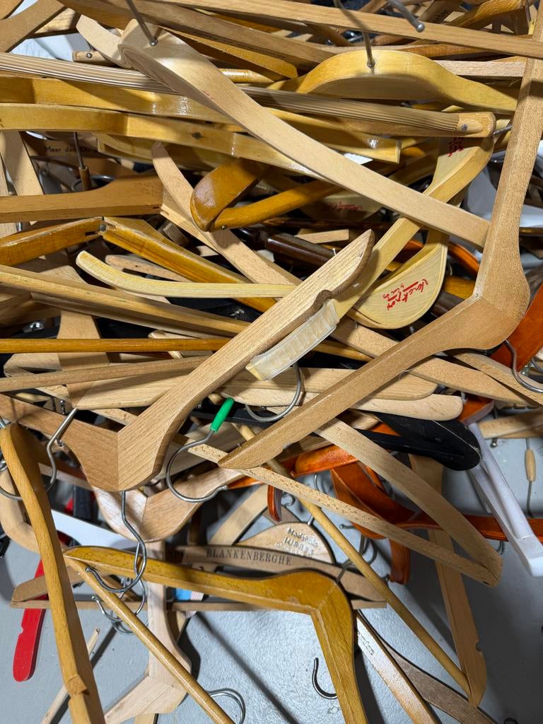 60 x Partij houten kledinghangers, Ophalen of Verzenden, Gebruikt, Hout, Volwassenen