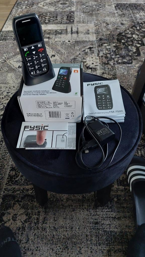 Fysic FM-7500 Senioren Mobiele Telefoon met Oplaadstation, Geen camera, Ophalen of Verzenden, Zo goed als nieuw, Klassiek of Candybar