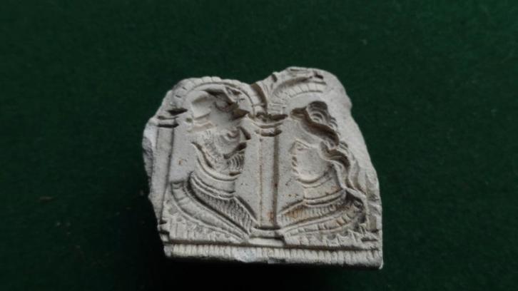 Bodemvondst Steengoed fragment met bijbehorende mal 16e eeuw, Antiek en Kunst, Antiek | Keramiek en Aardewerk, Ophalen of Verzenden