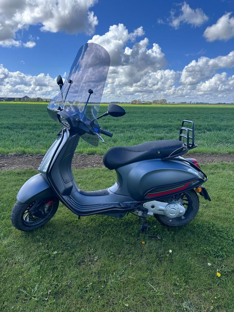 Vespa Sprint 4T Scooter - Stijlvol en Betrouwbaar