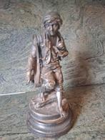 Antiek beeldje van jongen met muziekinstrument, Ophalen of Verzenden, Gebruikt, Mens