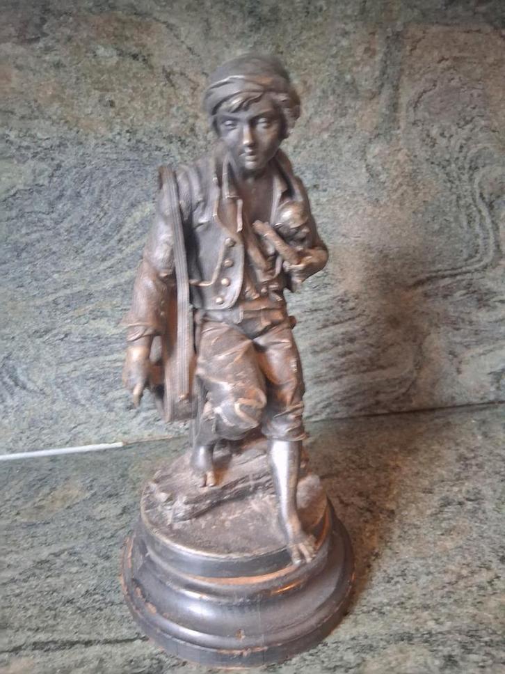 Antiek beeldje van jongen met muziekinstrument, Verzamelen, Beelden en Beeldjes, Gebruikt, Mens, Ophalen of Verzenden