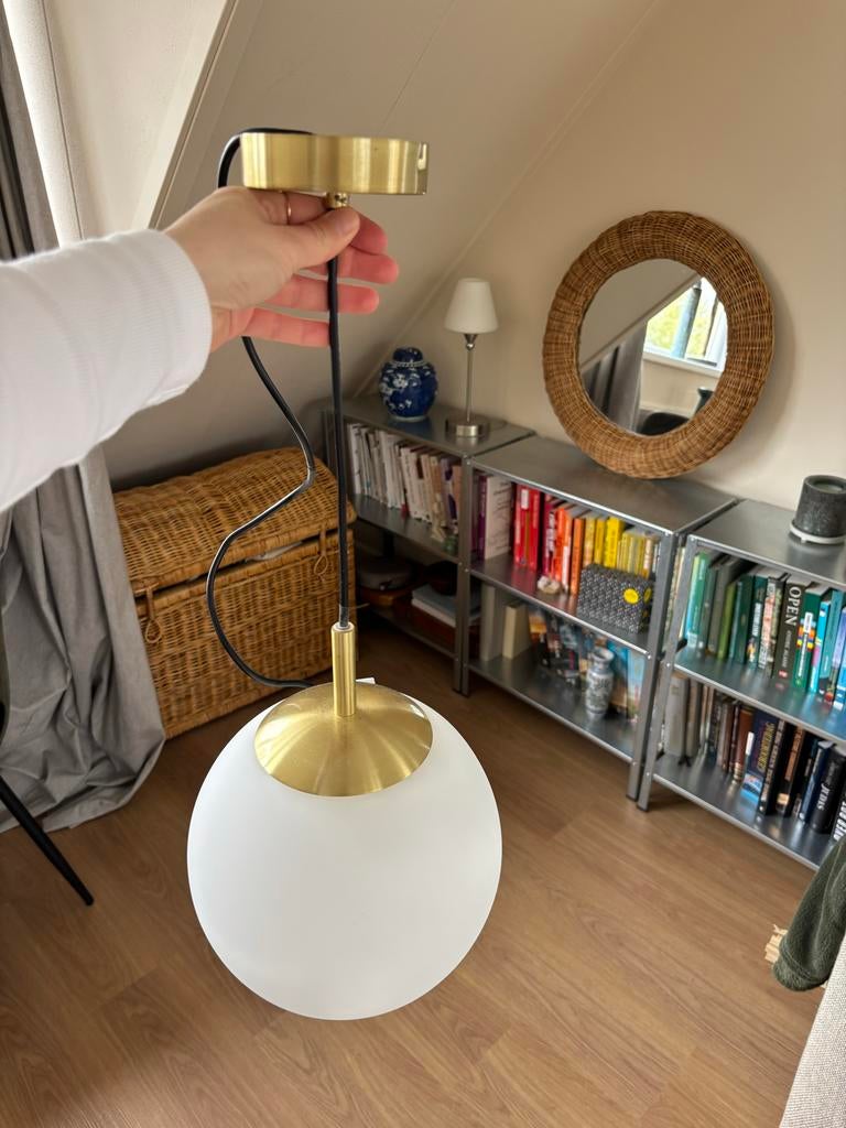 Twee melkglas hanglampen met messing details, Ophalen, Zo goed als nieuw, Glas, Minder dan 50 cm