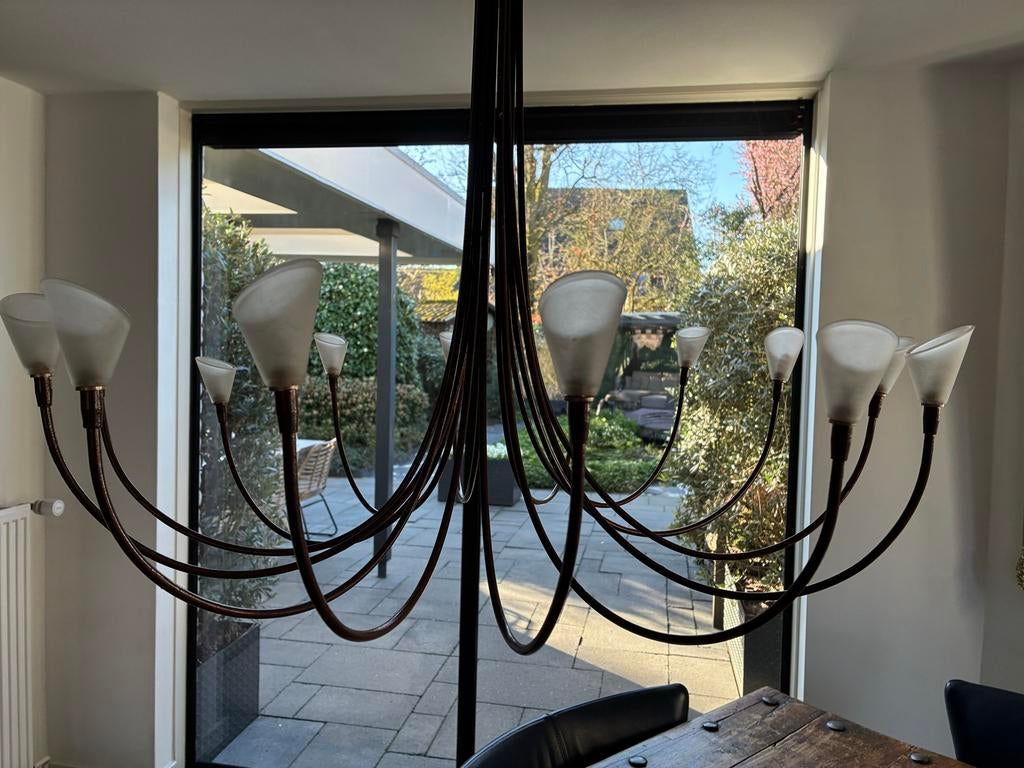 Stijlvolle kroonluchter met 12 armen en glazen kappen, Huis en Inrichting, Lampen | Kroonluchters, Ophalen, Gebruikt, Metaal