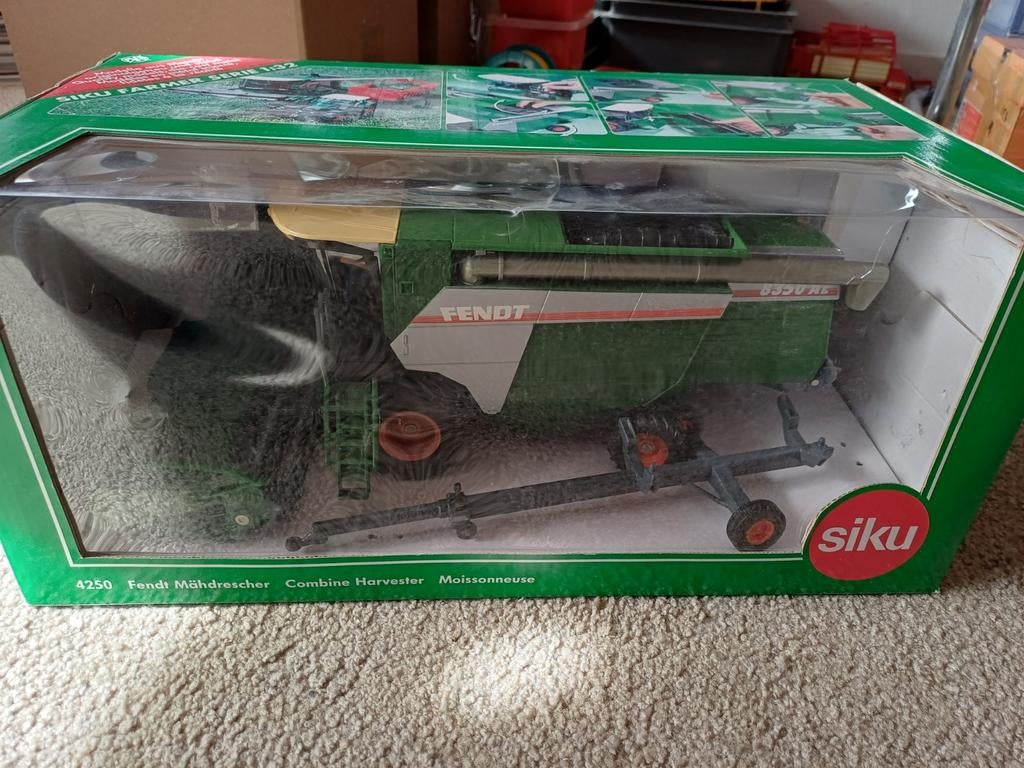 Britains Siku Fendt combine, Hobby en Vrije tijd, Modelauto's | 1:32, Ophalen of Verzenden, Zo goed als nieuw, Tractor of Landbouw