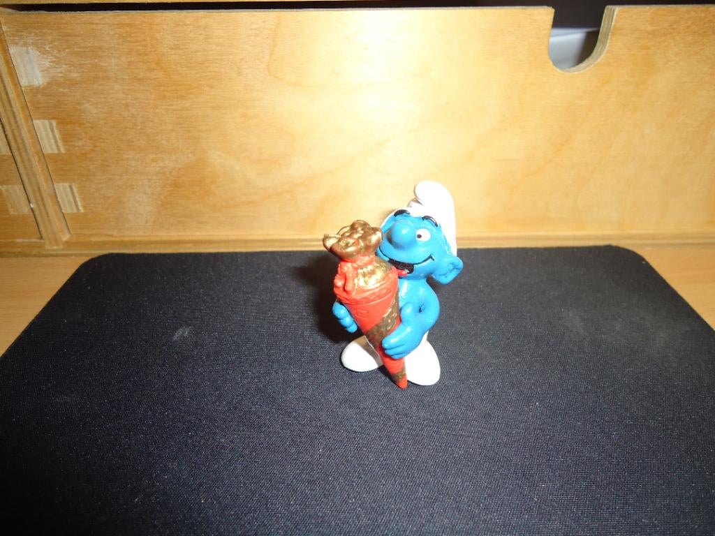smurfen smurf met rode snoepzak MEGA ZELDZAAM, Ophalen of Verzenden, Zo goed als nieuw, Verschillende Smurfen, Poppetje, Figuurtje of Knuffel