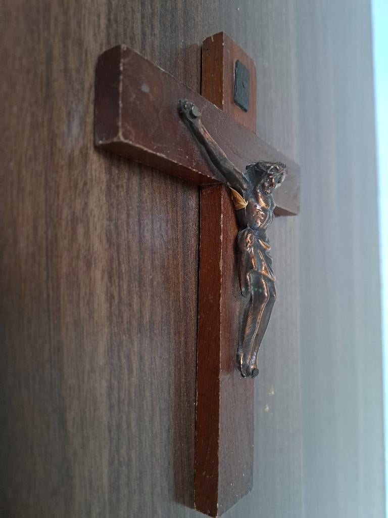 mooi kruisje met koperen jezusbeeld, Ophalen of Verzenden, Zo goed als nieuw, Beeld(je), Christendom | Katholiek