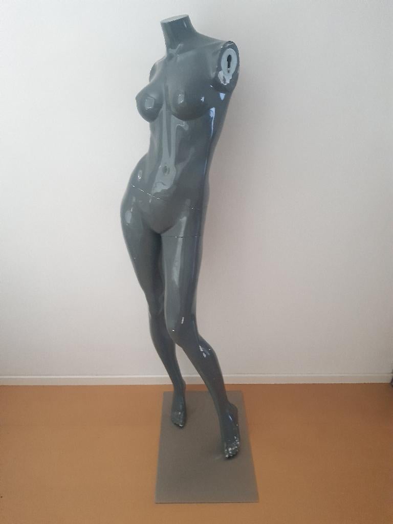 Grijze etalagepop op stevige metalen voet, Ophalen, Gebruikt