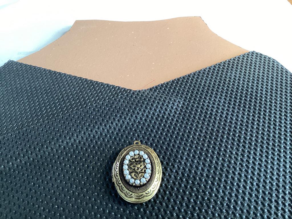 VINTAGE  GOUDKLEURIGE  MEDAILLON, Sieraden, Tassen en Uiterlijk, Kettinghangers, Ophalen of Verzenden, Goud, Overige materialen