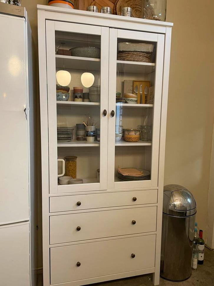 Mooie witte vitrinekast van IKEA Hemnes met lades, Huis en Inrichting, Kasten | Vitrinekasten, Gebruikt, 150 tot 200 cm, 50 tot 100 cm