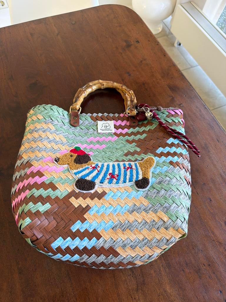 Gevlochten handtas met bamboe handvat en hondje, Sieraden, Tassen en Uiterlijk, Tassen | Damestassen, Gebruikt, Handtas, Overige kleuren