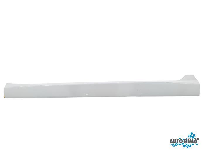 Dorpel links van een Volvo V90 (614)