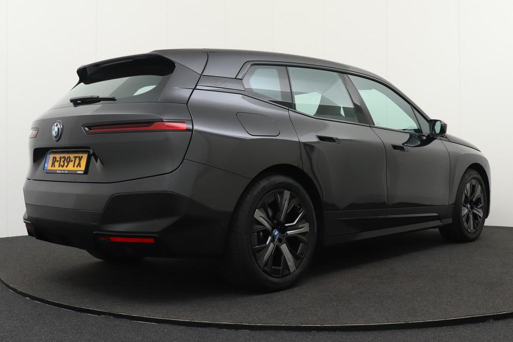 BMW iX xDrive40 Shadow Line 77 kWh (98% SOH) Pano-dak Adap.C, Auto's, BMW, Automaat, Gebruikt, Zwart, Vierwielaandrijving
