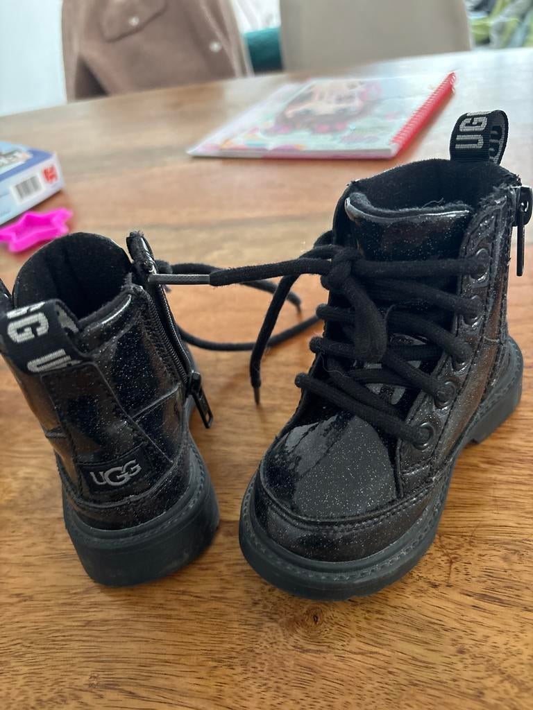 Zwarte Ugg boots maat 22, Meisje, Ophalen of Verzenden, Laarzen, Zo goed als nieuw