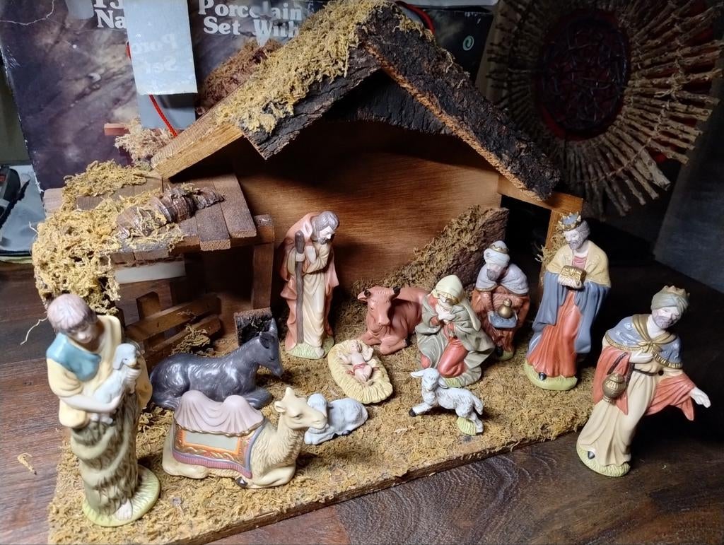 kerststal met houten stal en diverse figuren, Ophalen of Verzenden, Gebruikt