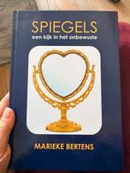 Spiegels - Marieke Bertens, Spiritualiteit algemeen, Ophalen of Verzenden, Zo goed als nieuw, Instructieboek