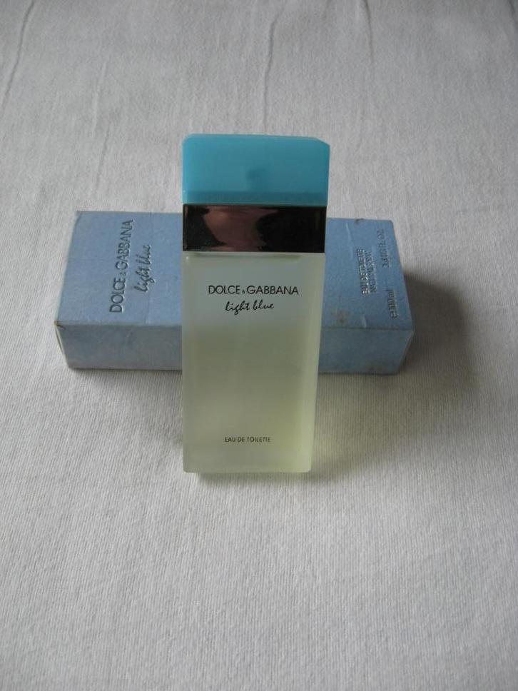 Dolce & Gabbana light blue eau toilette, natural spray 100ml, Verzamelen, Parfumverzamelingen, Nieuw, Parfumfles, Gevuld, Ophalen of Verzenden