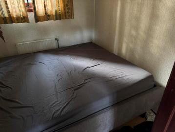 Zo goed als nieuw bed met een nieuw matras beschikbaar voor biedingen