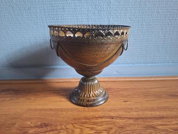 IJzeren pot met Romeinse look beschikbaar voor biedingen