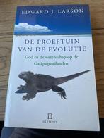Edward J. Larson - De Proeftuin van de Evolutie, Boeken, Ophalen of Verzenden, Gelezen, Natuurwetenschap