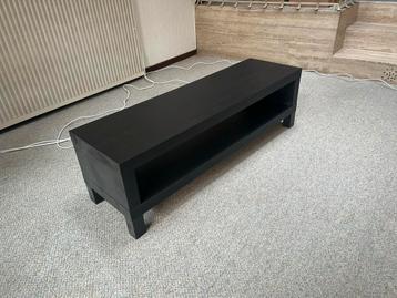 Zwarte houten salontafel beschikbaar voor biedingen