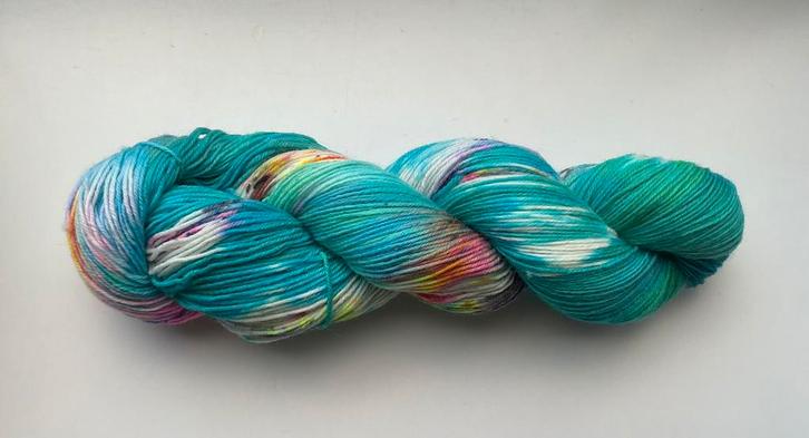 Handgeverfde wol voor een paar sokken!, Hobby en Vrije tijd, Breien en Haken, Nieuw, Breien of Haken, Wol of Garen, Ophalen of Verzenden