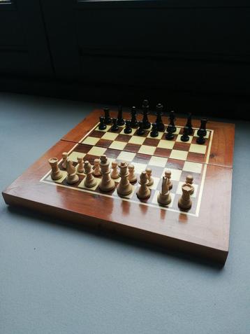 Fraai houten opklapbaar backgammon /schaakbord met stukken  beschikbaar voor biedingen