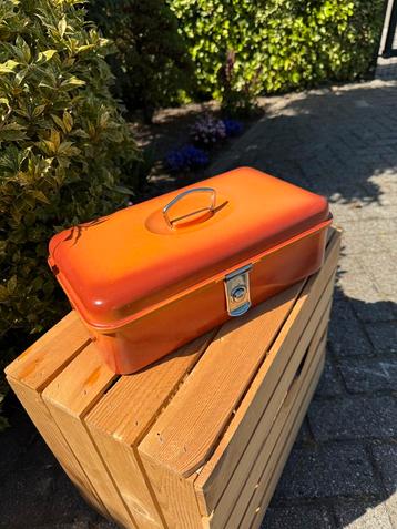 Vintage Oranje Brood Bak Metaal beschikbaar voor biedingen