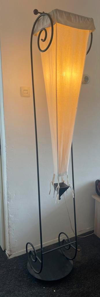 Twee decoratieve vloerlampen smeedijzer + Stof  beschikbaar voor biedingen