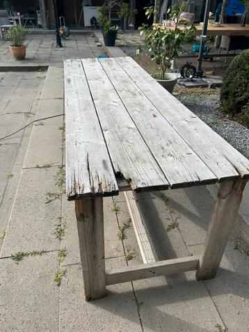 Oudere steigerhouten tafel beschikbaar voor biedingen