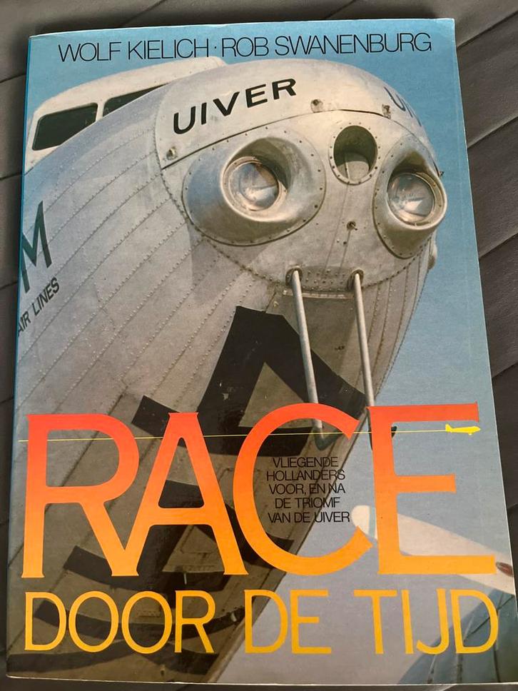 Uiver Race door de Tijd - Boek over de beroemde vlucht, Verzamelen, Luchtvaart en Vliegtuigspotten, Ophalen of Verzenden