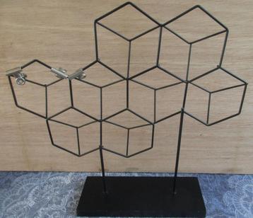 zwart metalen kubus rek voor foto's of memo's beschikbaar voor biedingen
